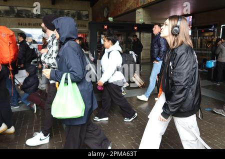 Firenze, Italia. 12th Apr, 2023. I turisti affollano la stazione ferroviaria di Santa Maria Novella a Firenze il 12 2023 aprile. Come durante le vacanze pasquali l'Italia ha registrato un numero eccezionale di turisti provenienti da tutto il mondo, le autorità italiane hanno parlato di 'overtourism' come di un fenomeno che potrebbe compromettere le città d'arte e i luoghi naturalistici del Paese. (Foto di Elisa Gestri/Sipa USA) Credit: Sipa USA/Alamy Live News Foto Stock