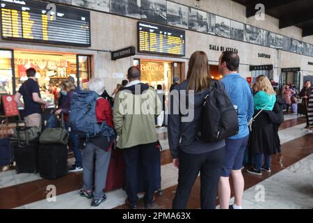 Firenze, Italia. 12th Apr, 2023. I turisti affollano la stazione ferroviaria di Santa Maria Novella a Firenze il 12 2023 aprile. Come durante le vacanze pasquali l'Italia ha registrato un numero eccezionale di turisti provenienti da tutto il mondo, le autorità italiane hanno parlato di 'overtourism' come di un fenomeno che potrebbe compromettere le città d'arte e i luoghi naturalistici del Paese. (Foto di Elisa Gestri/Sipa USA) Credit: Sipa USA/Alamy Live News Foto Stock