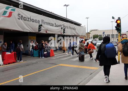 Firenze, Italia. 12th Apr, 2023. I turisti affollano la stazione ferroviaria di Santa Maria Novella a Firenze il 12 2023 aprile. Come durante le vacanze pasquali l'Italia ha registrato un numero eccezionale di turisti provenienti da tutto il mondo, le autorità italiane hanno parlato di 'overtourism' come di un fenomeno che potrebbe compromettere le città d'arte e i luoghi naturalistici del Paese. (Foto di Elisa Gestri/Sipa USA) Credit: Sipa USA/Alamy Live News Foto Stock