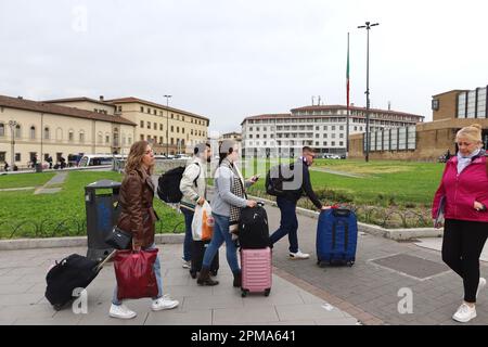 Firenze, Italia. 12th Apr, 2023. I turisti arrivano alla stazione ferroviaria di Santa Maria Novella a Firenze il 12 2023 aprile. Come durante le vacanze pasquali l'Italia ha registrato un numero eccezionale di turisti provenienti da tutto il mondo, le autorità italiane hanno parlato di 'overtourism' come di un fenomeno che potrebbe compromettere le città d'arte e i luoghi naturalistici del Paese. (Foto di Elisa Gestri/Sipa USA) Credit: Sipa USA/Alamy Live News Foto Stock