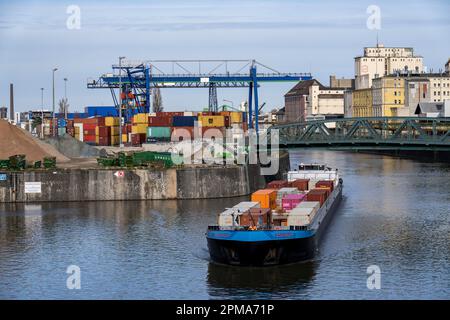 Container freighter Aarburg, che lascia il terminal container di Osthafen, a Francoforte, appartiene alla Contargo Rhein-Main GmbH, Hesse, Germania, Foto Stock