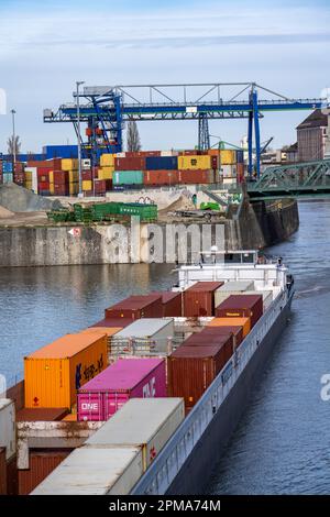 Container freighter Aarburg, che lascia il terminal container di Osthafen, a Francoforte, appartiene alla Contargo Rhein-Main GmbH, Hesse, Germania, Foto Stock
