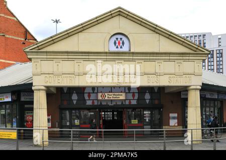 L'ingresso alla stazione degli autobus di Pool Meadow, Millennium Place, Coventry City, West Midlands, Inghilterra, REGNO UNITO Foto Stock