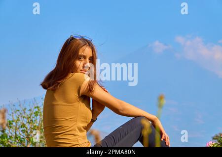 Ragazza giovane latina allegra e felice fuori in Guatemala Foto Stock