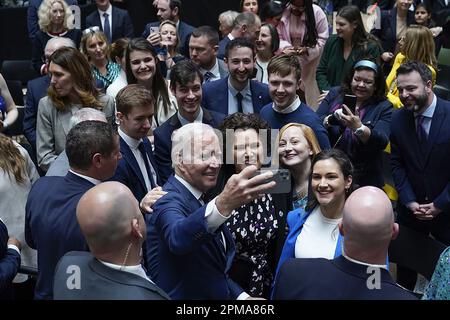 Belfast, Regno Unito. 12th Apr, 2023. Il presidente DEGLI STATI UNITI Joe Biden prende un selfie con gli ospiti dopo il suo speach alla Ulster University di Belfast, Irlanda del Nord, mercoledì 12 aprile 2023. La visita del Presidente Biden segna il 25th° anniversario dell'accordo del Venerdì Santo, l'accordo di pace che ha posto fine a tre decenni di conflitti nell'Irlanda del Nord. Foto di U.S. Embassy London./UPI Credit: UPI/Alamy Live News Foto Stock