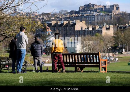 Edimburgo, Scozia, Regno Unito. 12th aprile 2023. Il sole di prima serata all'Inverleith Park offre un piacevole termine ad una bella giornata primaverile con buone vedute chiare verso il castello. Credit: Craig Brown/Alamy Live News Foto Stock