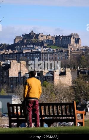 Edimburgo, Scozia, Regno Unito. 12th aprile 2023. Il sole di prima serata all'Inverleith Park offre un piacevole termine ad una bella giornata primaverile con buone vedute chiare verso il castello. Credit: Craig Brown/Alamy Live News Foto Stock