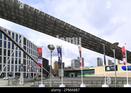 La scultura di Whittle Arch, Millennium Square, Coventry City, West Midlands, Inghilterra, REGNO UNITO Foto Stock