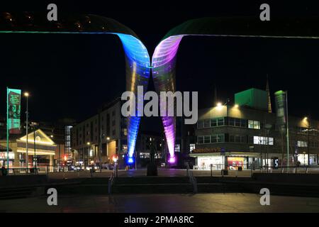 La scultura di Whittle Arch, Millennium Square, Coventry City, West Midlands, Inghilterra, REGNO UNITO Foto Stock