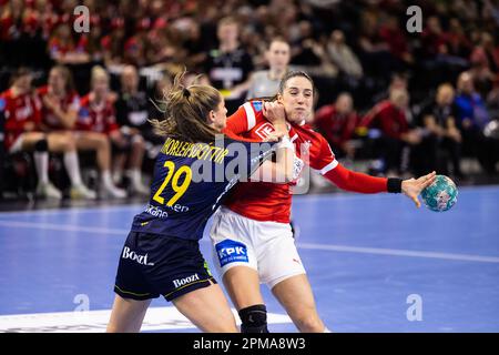 Copenaghen, Danimarca. 11th Apr, 2023. Louise Vinter Burgaard (27) di Danimarca e Kristin Thorleifsdottir (29) di Svezia visti durante un incontro di prova tra Danimarca e Svezia alla Royal Arena di Copenaghen. (Photo Credit: Gonzales Photo/Alamy Live News Foto Stock