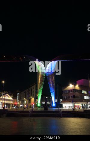 La scultura di Whittle Arch, Millennium Square, Coventry City, West Midlands, Inghilterra, REGNO UNITO Foto Stock