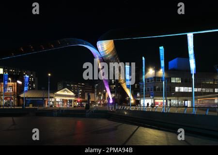 La scultura di Whittle Arch, Millennium Square, Coventry City, West Midlands, Inghilterra, REGNO UNITO Foto Stock