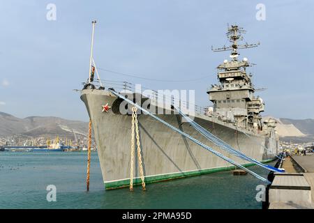 Cruiser Mikhail Kutuzov il famoso giro turistico di Novorossiysk, Russia. La nave da guerra è ora una nave museo. Foto Stock