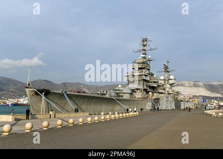 Cruiser Mikhail Kutuzov il famoso giro turistico di Novorossiysk, Russia. La nave da guerra è ora una nave museo. Foto Stock