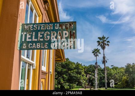 Cartello Western Union presso l'edificio della stazione ferroviaria di Goleta, California, con due palme sullo sfondo. Foto Stock