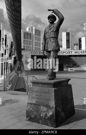 La statua di Sir Frank Whittle, Millennium Square, Coventry City, West Midlands, Inghilterra, REGNO UNITO Foto Stock