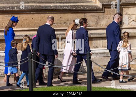 Windsor, Regno Unito. 9th aprile 2023. Membri della Famiglia reale tra cui Caterina, Principessa di Galles, Principe Louis, Principessa Charlotte, Principe William, Principe di Galles, Principessa Beatrice, Edoardo capelli Mozzi e Mike Tindall arrivano per assistere al servizio della chiesa della domenica di Pasqua nella Cappella di San Giorgio nel Castello di Windsor. La Domenica di Pasqua è il punto focale delle celebrazioni pasquali della Famiglia reale e questa sarà la prima senza la Regina Elisabetta II Credit: Notizie dal vivo di Mark Kerrison/Alamy Foto Stock