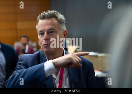 Marsiglia, Francia. 08th Apr, 2023. Fabien Roussel è visto prima di entrare nel congresso auditorium. Il 39th° Congresso del Partito Comunista Francese (PCF) si svolge a Marsiglia dal 7 al 10 aprile 2023. Riconquista Fabien Roussel come suo leader. Credit: SOPA Images Limited/Alamy Live News Foto Stock