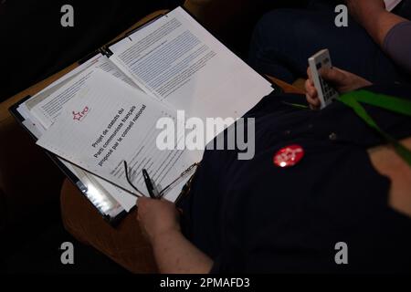 Marsiglia, Francia. 08th Apr, 2023. Un membro del partito comunista studia il testo prima di votare. Il 39th° Congresso del Partito Comunista Francese (PCF) si svolge a Marsiglia dal 7 al 10 aprile 2023. Riconquista Fabien Roussel come suo leader. Credit: SOPA Images Limited/Alamy Live News Foto Stock