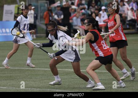 Finale femminile: Hong Kong WRT (camicia rossa) batte il cinese Tai Pei di 14-6 all'Hong Kong Lacrosse Open di Tseung Kwan O. l'immagine mostra Yang Jie-yu di Taipei (#1) in azione. 10APR23 SCMP/Xiaomei Chen Foto Stock