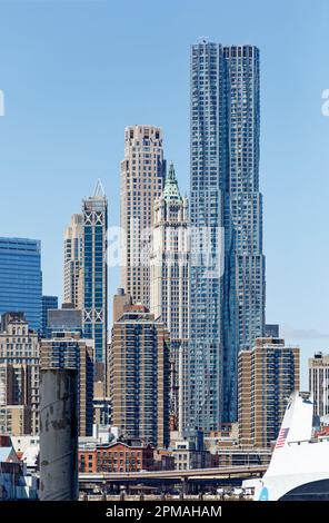 Architetti famosi dominano: Robert A.M. Stern’s 30 Park Place, Cass Gilbert’s Woolworth Building, Frank Gehry’s 8 Spruce Street, a Lower Manhattan. Foto Stock