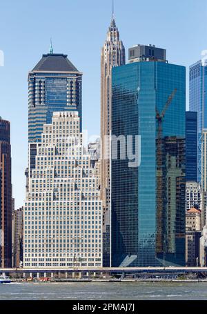 Vetro/pietra 60 Wall Street, ago-punta 70 Pine Street, mattone torta nuziale 120 Wall Street, specchio blu-vetro 180 Maiden Lane, vista da Brooklyn. Foto Stock