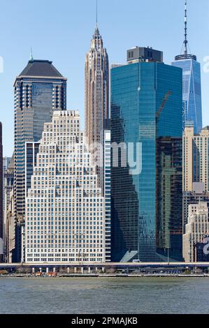 Vetro e pietra 60 Wall Street, punta ad ago 70 Pine Street, mattoni bianchi 120 Wall Street, specchio blu-vetro 180 Maiden Lane, One World Trade Center. Foto Stock