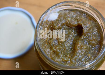 Confettura di fichi rovinata o marmellata con muffa bianca che cresce su di essa Foto Stock