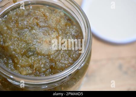 Confettura di fichi rovinata o marmellata con muffa bianca che cresce su di essa Foto Stock