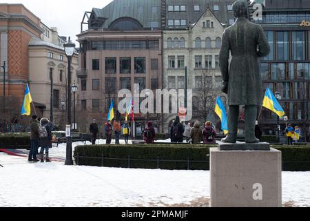 Oslo, Norvegia - 11 marzo 2023: Protesta davanti alla sede del Parlamento norvegese contro la guerra in Ucraina. Banner dice: 'La Russia-terrorista deve essere demilitari Foto Stock