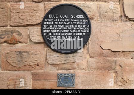 La targa della scuola Blue Coat, Coventry City, West Midlands, Inghilterra, Regno Unito Foto Stock