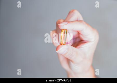 Brasile. 11th Apr, 2023. In questa illustrazione della foto, un uomo tiene una pillola di medicina. (Foto di Rafael Henrique/SOPA Images/Sipa USA) Credit: Sipa USA/Alamy Live News Foto Stock