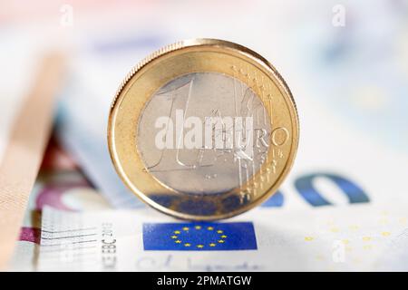 Un euro moneta denaro risparmio pagare le finanze con copyspace copia spazio ricco Foto Stock