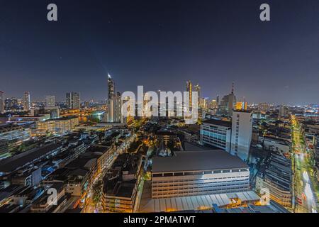 Vista sullo skyline illuminato di Bangkok dalla posizione aerea di notte Foto Stock