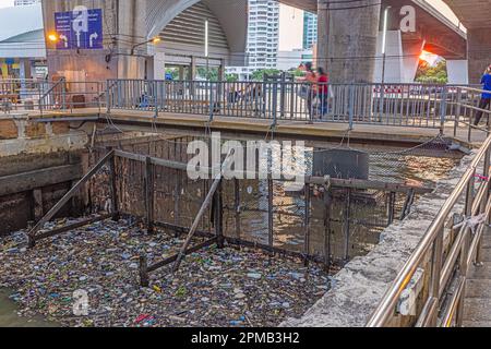 La spazzatura si accumula in una serratura di un canale a Bangkok Foto Stock