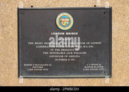 Lake Havasu City, Arizona - 10 marzo 2023: La targa sul London Bridge commemora l'apertura in Arizona nel 1971. Foto Stock