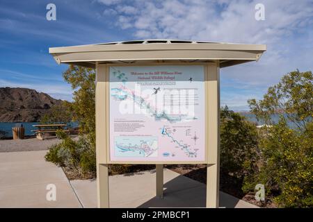 Lake Havasu City, Arizona - 10 marzo 2023: Cartello informativo presso il Bill Williams River National Wildlife Refuge. Foto Stock