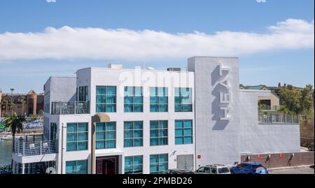 Lake Havasu City, AZ - 10 marzo 2023: L'Heat Hotel è un hotel boutique sul lago Havasu con vista sul London Bridge. Foto Stock