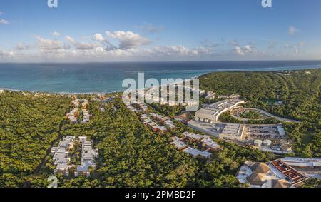 Panorama dei droni di un complesso alberghiero sulla Costa del Golfo della Penisola dello Yucatan in Messico durante il giorno Foto Stock