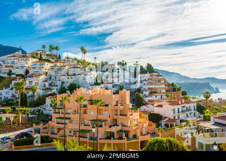 'Nerja, Andalusia, provincia di Malaga/Spagna - Marzo 26 2023 : la città di Nerja splendidamente situato sul mare Alborano' Foto Stock