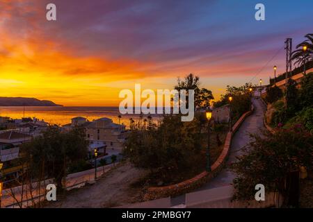 'Nerja, Andalusia, provincia di Malaga/Spagna - Marzo 26 2023 : la città di Nerja splendidamente situato sul mare Alborano' Foto Stock