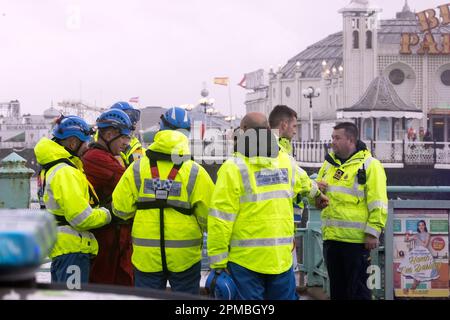 Brighton Beach, città di Brighton & Hove, East Sussex, Regno Unito. Le squadre di ricerca della guardia costiera del Sussex possono essere viste guardando nel mare lungo Albion Groyne, vicino al molo del Palazzo di Brighton intorno alle 3,50pm:00, mentre gli agenti di polizia hanno sfilato sul molo. 12th aprile 2023. David Smith/Alamy Live News Foto Stock