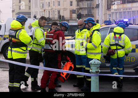 Brighton Beach, città di Brighton & Hove, East Sussex, Regno Unito. Le squadre di ricerca della guardia costiera del Sussex possono essere viste guardando nel mare lungo Albion Groyne, vicino al molo del Palazzo di Brighton intorno alle 3,50pm:00, mentre gli agenti di polizia hanno sfilato sul molo. 12th aprile 2023. David Smith/Alamy Live News Foto Stock