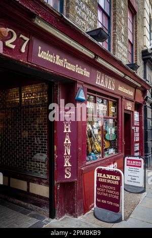 Hanks Guitar Store nella famosa Demark Street di Londra nel quartiere Soho, un tempo conosciuto come Tin Pan Alley. Fondata nel 1985. Hanks Guitar Shop Londra. Foto Stock