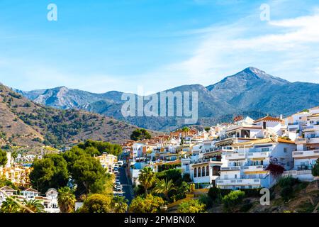 'Nerja, Andalusia, provincia di Malaga/Spagna - Marzo 26 2023 : la città di Nerja splendidamente situato sul mare Alborano' Foto Stock