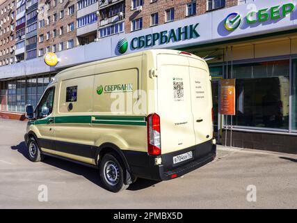 Samara, Russia - 8 aprile 2023: Ford Transit Armored Encashment il furgone Sberbank si trova vicino all'ufficio di Sberbank. Testo in russo: Sberbank Foto Stock