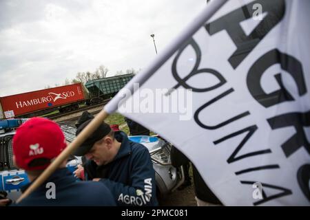 Hrubieszow, Polonia. 12th Apr, 2023. Gli agricoltori che protestano stanno guardando un treno che passa che trasporta grano ucraino alla linea ferroviaria a scartamento largo che attraversa la città di confine di Hrubieszow. La polizia ha impedito l'annunciata protesta di mercoledì mattina degli agricoltori dell'organizzazione AgroUnia (AgroUnion) guidata da Michal Kolodziejczak, che si suppone blocchino la linea ferroviaria a scartamento largo nella città di confine di Hrubieszow, dove il grano proveniente dall'Ucraina entra in Polonia. Come ha detto Michal Kolodziejczak, la protesta è stata denunciata per 7 giorni, ma gli agricoltori sono pronti a prolungarla. Credit: SOPA Images Limited/Alamy Live News Foto Stock