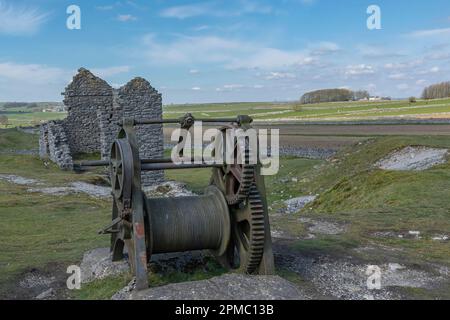 Attrezzatura di avvolgimento abbandonata in una miniera di piombo obsoleta in una bella giornata primaverile Foto Stock