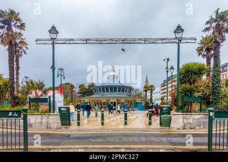 Obscura Cafe situato nella Piazza nel cuore vivace di Bournemouth visto sotto un cielo tempestoso in Aril 2023 con i turisti che camminano intorno Foto Stock