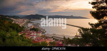 Giresun, Turchia. 6 luglio 2021. Vista panoramica della città dal castello di Giresun al tramonto. Stagione estiva. Costa del Mar Nero nel nord di Türkiye. Foto Stock